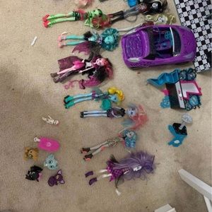 Monster high dolls and doll house my daughter is growing out of her toys.